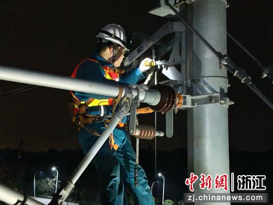 检修人员检查棘轮补偿装置制动卡块距离。&nbsp;赵景松&nbsp;摄