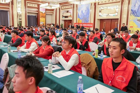 参赛选手参加闭幕式。 张亚辉 摄