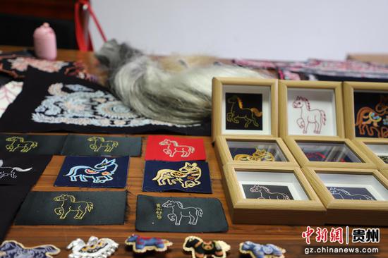 “马”元素文创产品琳琅满目