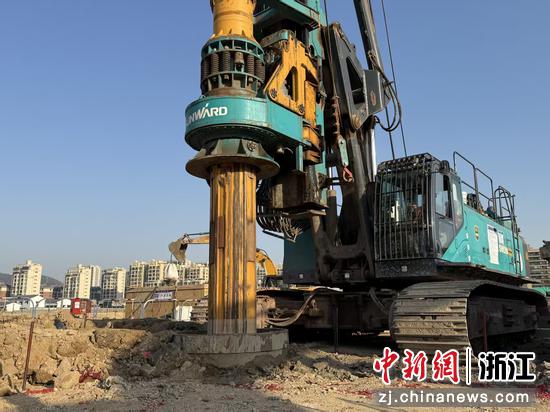 图为：首桩开钻施工现场。中新社发 中铁四局 供图