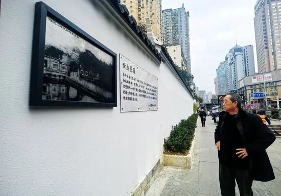 市民驻足观看。