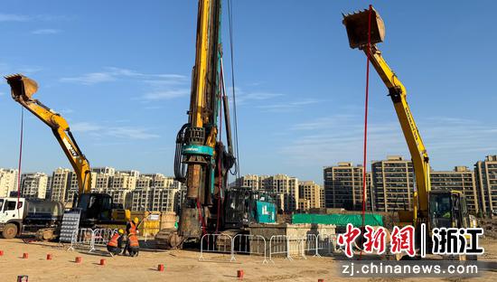 图为：首桩开钻施工现场。中新社发 中铁四局 供图