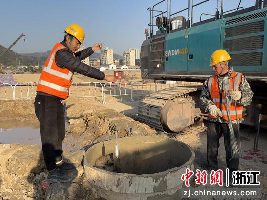 图为：首桩开钻施工现场。中新社发 中铁四局 供图