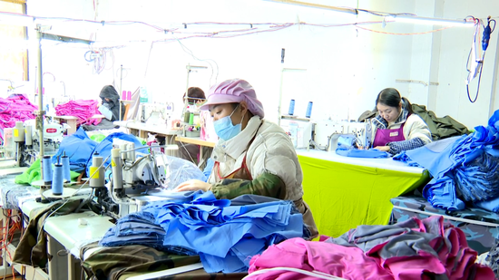 入驻的企业为附件村民提供了就业岗位