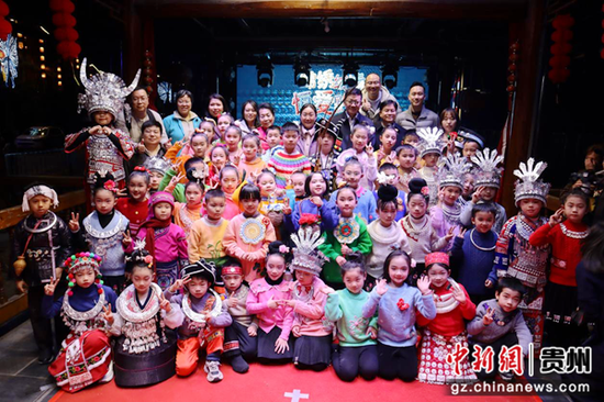 图为“锦绣绒情 恒爱黔行”毛衣展示活动合影留念。雷萌 摄