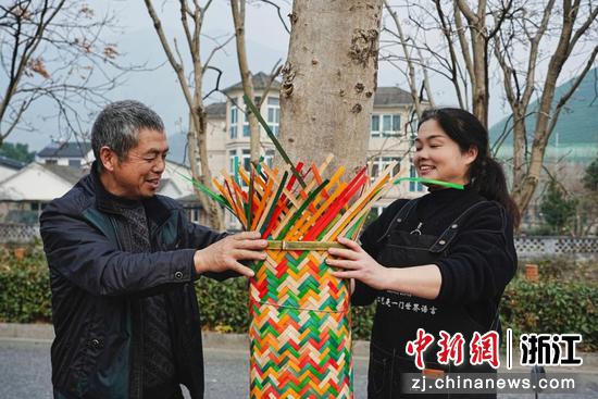 近日，村民为树木穿上“新衣”。百丈镇&nbsp;供图