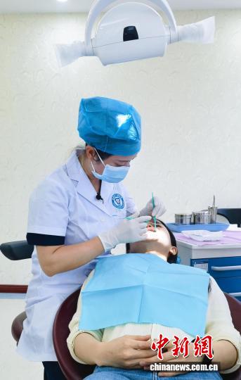 资料图：图为陈筑在手术中。受访者供图