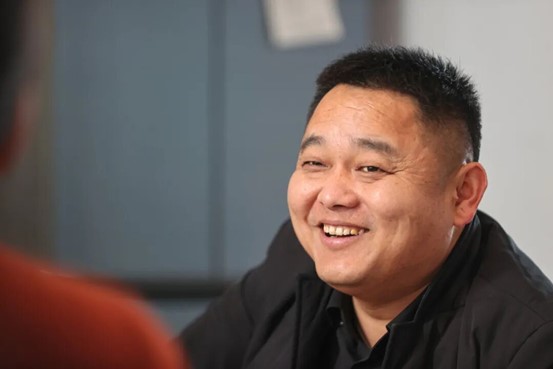 刘雪魁入户了解村民生产生活情况。

