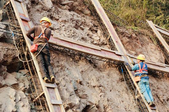 工人正做边坡支护作业