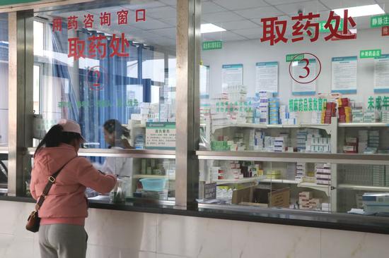 朱昌镇卫生院 病人正在取药 邱雪 摄
