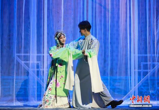 行进式夜游话剧《夜半伶歌》在中国大戏院开演。天津北方演艺集团 供图