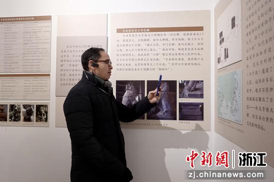  图为宁波市政协常委、第三代“宁波帮、帮宁波”人士代表包文骏参观保国寺古建筑博物馆&nbsp;刘子琳 摄