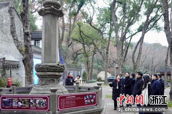 图为嘉宾了解保国寺古建筑博物馆经幢历史&nbsp;刘子琳 摄