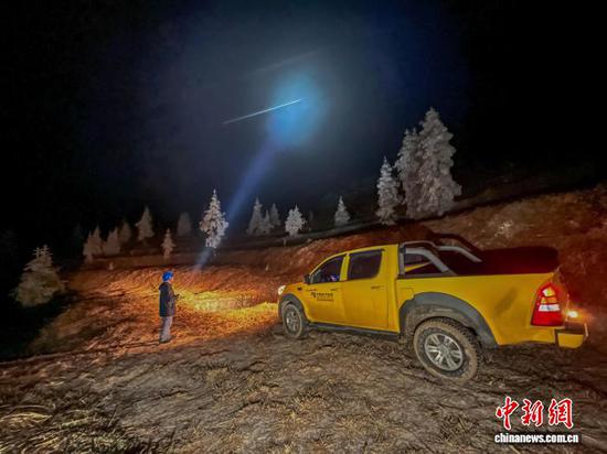 图为贵州三穗县滚马乡，南方电网贵州凯里供电局工作人员开展220千伏镇长线直流融冰现场观冰作业。杨仁发 摄