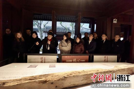 图为嘉宾了解保国寺大殿“断代”&nbsp;刘子琳 摄