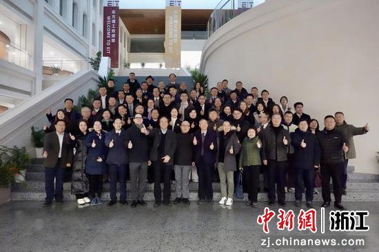 图为嘉宾在宁波东方理工大学合影&nbsp;刘子琳 摄