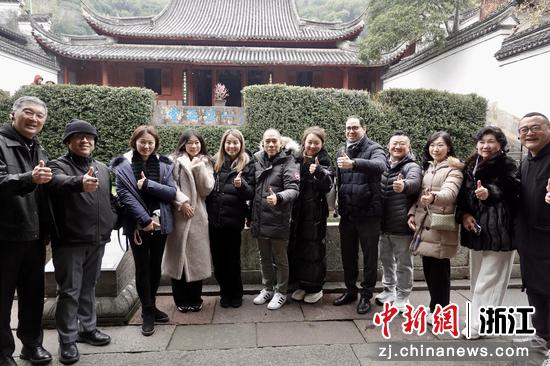 图为嘉宾在保国寺古建筑博物馆合照&nbsp;刘子琳