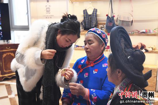 1月22日，贵阳市南明区永乐乡干井村的绣娘正在欧东花民族服饰博物馆工作人员的指导下进行苗绣产品制作。