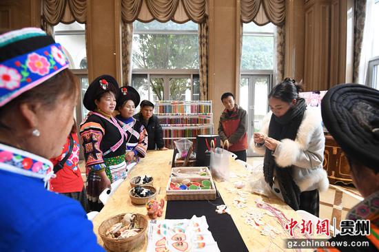 1月22日，贵阳市南明区永乐乡干井村的绣娘正在欧东花民族服饰博物馆工作人员的指导下进行苗绣产品制作。