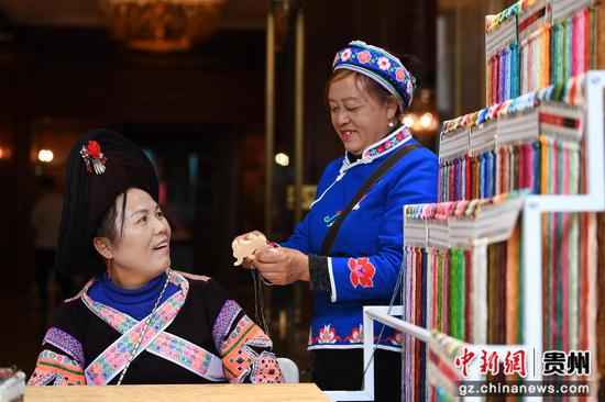 1月22日，贵阳市南明区永乐乡干井村的绣娘正在学习苗绣技艺。