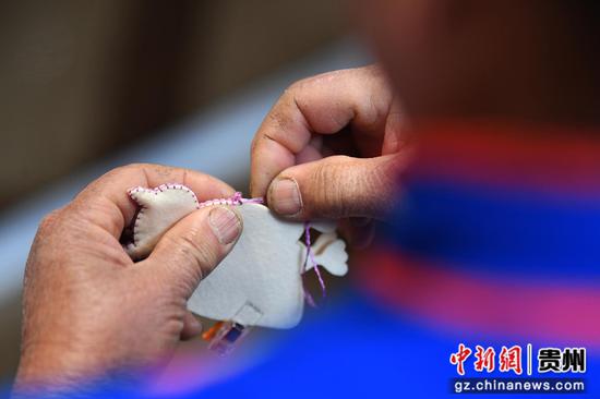 1月22日，贵阳市南明区永乐乡干井村的绣娘正在学习苗绣技艺。