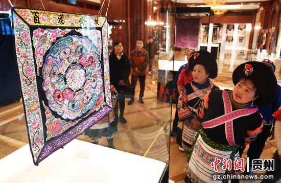 1月22日，贵阳市南明区永乐乡干井村的绣娘正参观欧东花民族服饰博物馆非遗展厅。