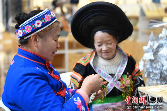 1月22日，贵阳市南明区永乐乡干井村的绣娘正在学习苗绣技艺。