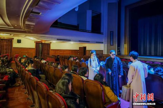 1月18日晚，观众在位于天津的中国大戏院沉浸式观看行进式夜游话剧《夜半伶歌》。中新社记者 佟郁 摄