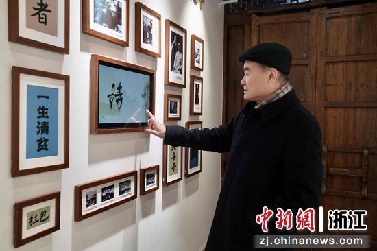 图为张雪门三孙张晓贝参观张雪门教育思想研究院。