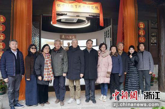 图为张雪门先生家人在张雪门教育思想研究院合影。