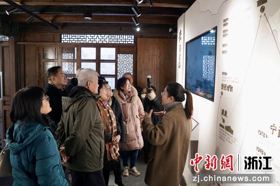 图为张雪门先生家人参观张雪门教育思想研究院。