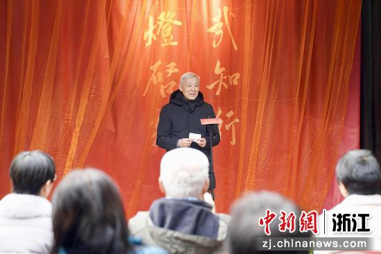 图为张雪门长孙张沱生致辞。