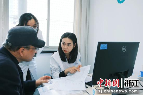 李晓牧坐诊中。受访者供图