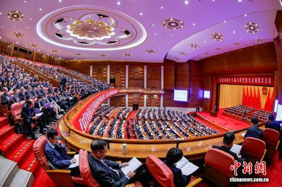 1月26日，天津市第十八届人民代表大会第四次会议在天津礼堂开幕。　记者 佟郁 摄