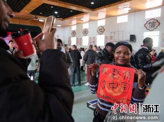 留学生在大源镇体验中国文化。&nbsp;大源镇&nbsp;供图