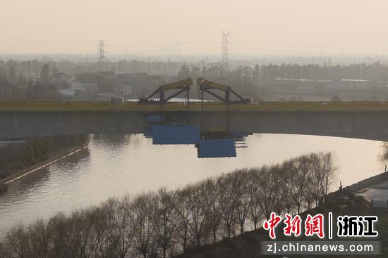 图为：连续梁合龙现场。（无人机照片）中新社发 中铁七局 供图