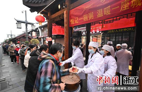 1月26日是中国传统腊八节，有喝腊八粥的习俗。图为在浙江杭州，百年老字号方回春堂派发健康养生腊八粥，吸引不少市民领取和品尝。&nbsp;中新社记者&nbsp;王刚&nbsp;摄