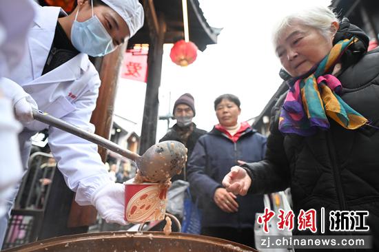 1月26日是中国传统腊八节，有喝腊八粥的习俗。图为在浙江杭州，百年老字号方回春堂派发健康养生腊八粥，吸引不少市民领取和品尝。&nbsp;中新社记者&nbsp;王刚&nbsp;摄