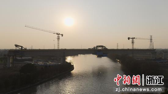 图为：航拍跨航道的连续梁。（无人机照片）中新社发 中铁七局 供图