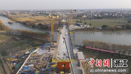 图为：连续梁桥面作业现场。（无人机照片）中新社发 中铁七局 供图