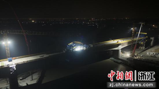 图为：夜间合龙现场。（无人机照片）中新社发 中铁七局 供图