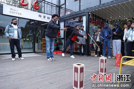 留学生体验投壶。徐家辉&nbsp;摄