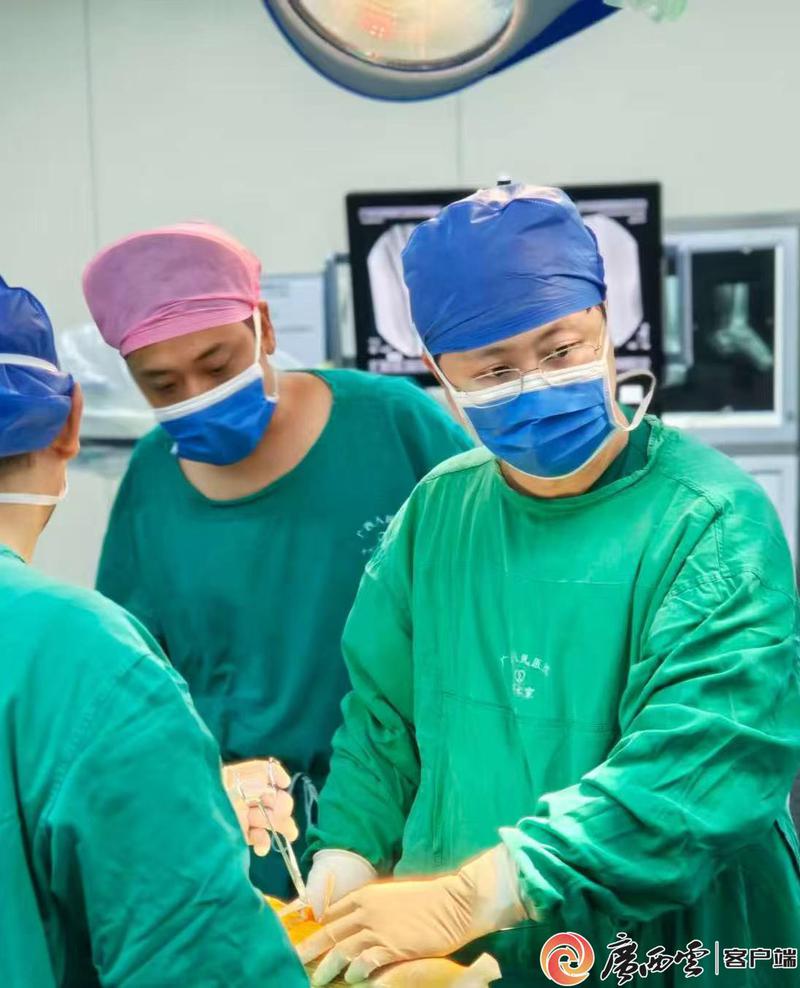 专家团队在为阮先生修复受损神经。