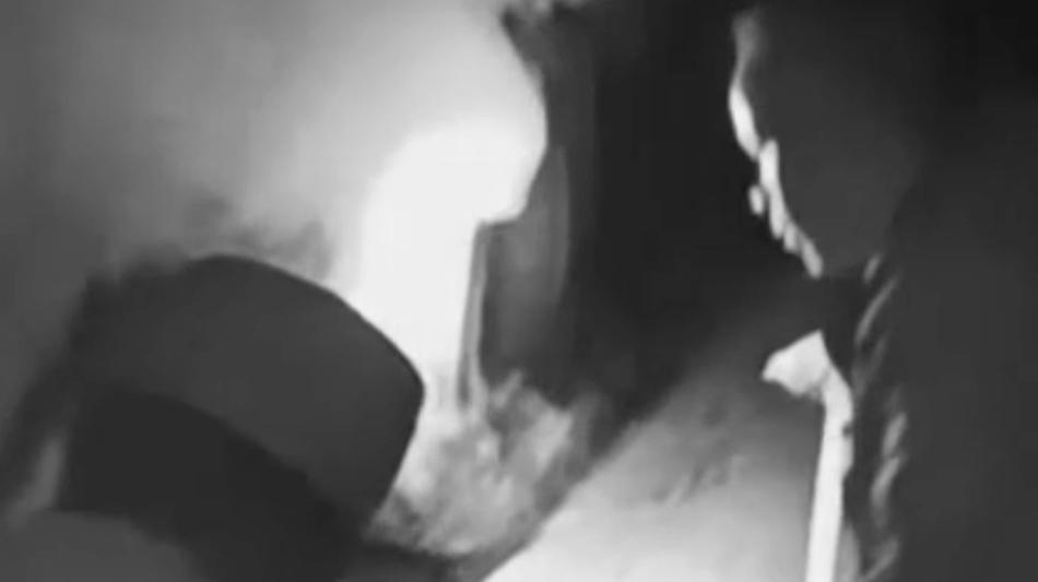 广西崇左：大货车轮胎冒烟 民警扛自备饮用水灭火