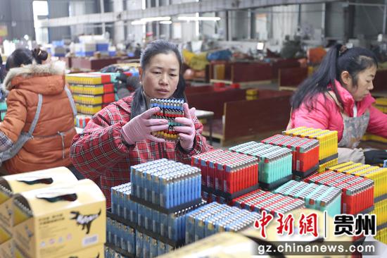 工人们正忙着对成品打火机进行分拣、装箱。唐鹏摄