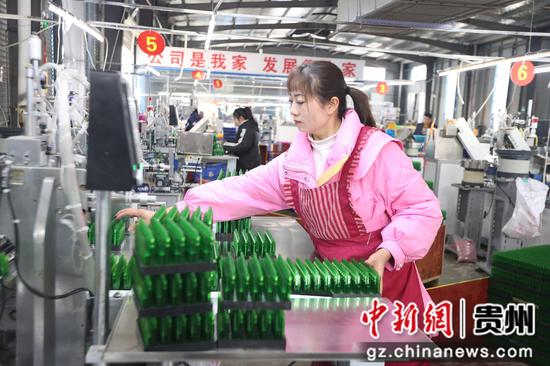 贵州杰博电气科技有限公司生产车间内,工人在生产线上赶制订单。唐鹏摄