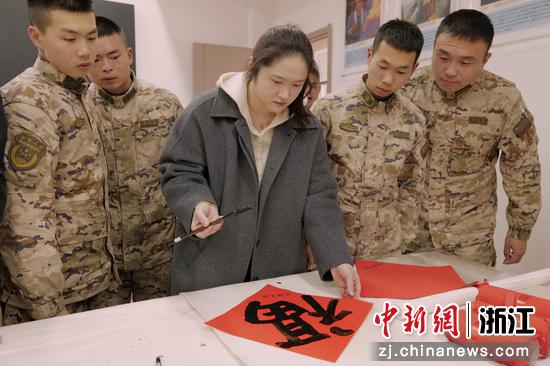 武警杭州支队官兵欣赏书法家挥毫创作。梅浩&nbsp;摄