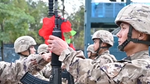 誓言铿锵！直击武警新兵授枪仪式现场