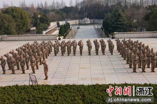 武警浙江总队湖州支队百余名新兵整齐列队，面向革命烈士纪念碑庄严宣誓。武警浙江总队湖州支队供图