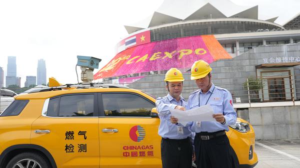 中国燃气工作人员在第22届东博会前进行燃气监测。刘俊杰 摄